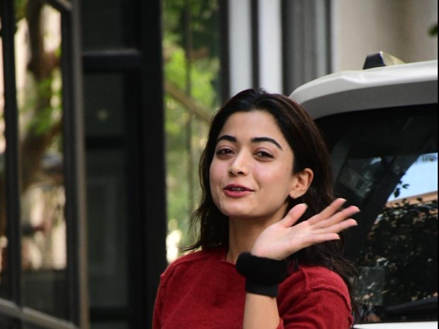 पुष्पा 2 की कामयाबी के बीच स्पॉट हुईं रश्मिका मंदाना, क्यूटनेस देख श्रीवल्ली की इमेज भूल जाएंगे आप पुष्पा 2 की कामयाबी के बीच स्पॉट हुईं रश्मिका मंदाना, क्यूटनेस देख श्रीवल्ली की इमेज भूल जाएंगे आप