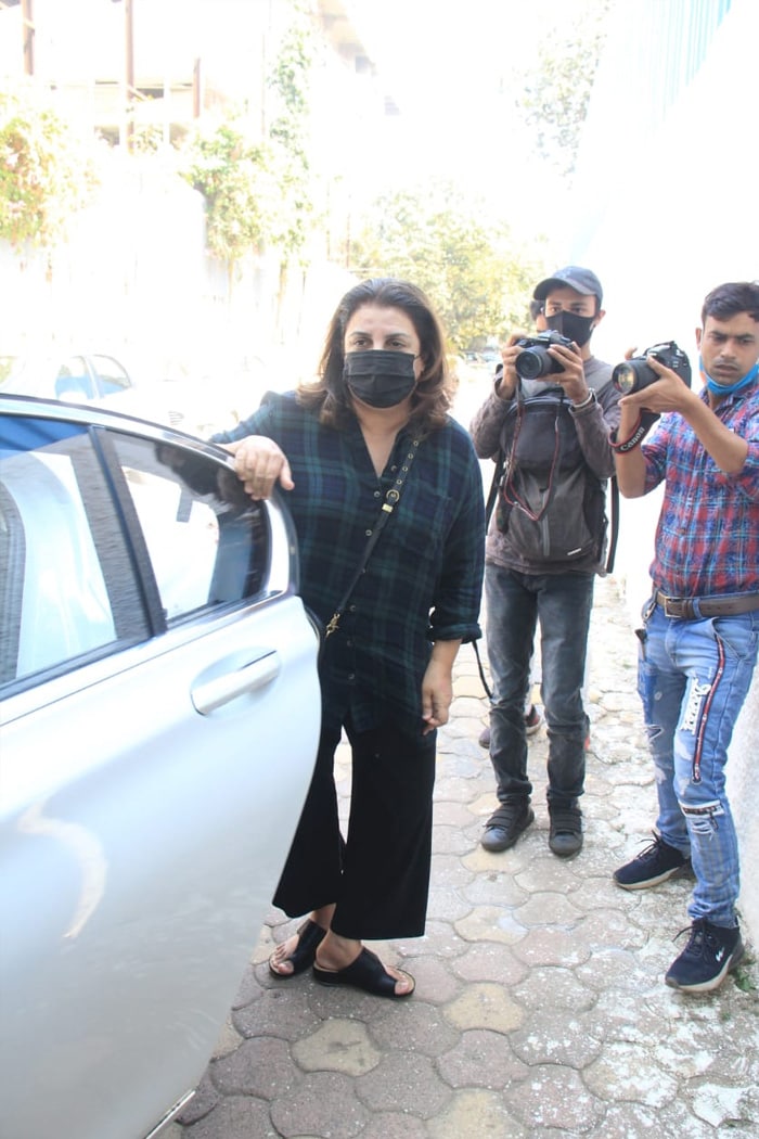 Raveena Tandon At Father Ravi Tandon\'s Funeral