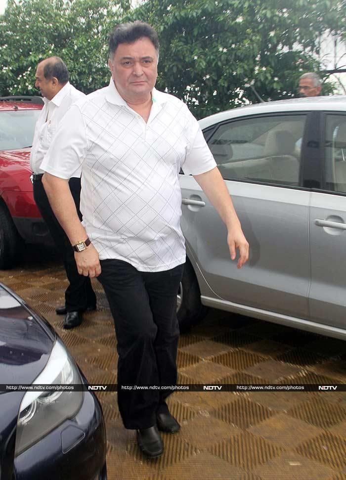 Rishi Kapoor Attends Prayer Meet For Raveena Tandon\'s Father-in-Law