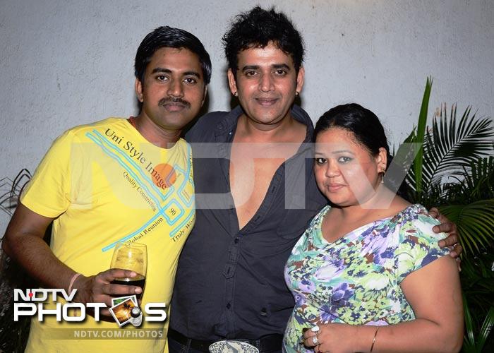 Bhojpuri superstar Ravi Kissen invited his fellow contestants from dance reality show <i>Jhalak Dikhla Jaa</i> to celebrate his birthday at his home in Goregaon. The actor, who has taken a break from Bhojpuri movies for a while, turned 41 on July 17.<br><br> Seen here with comedian Bharti Singh and <i>Kaun Banega Crorepati</i> winner Sushil Kumar.