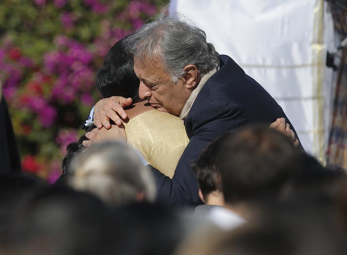 Sukanya Shankar is comforted by conductor and Ravi Shankar's close friend Zubin Mehta.