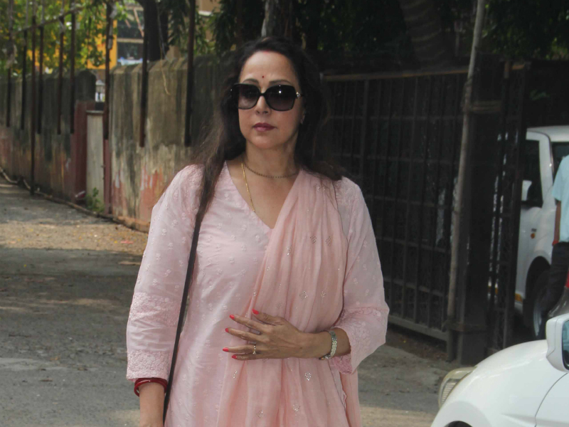Hema Malini, Vishal Bhardwaj at Ravindra Jain's Funeral Hema Malini, Vishal Bhardwaj at Ravindra Jain's Funeral