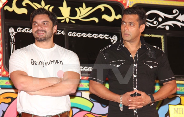 <b>Opposite reactions:</b>: Wonder what's making Sohail laugh and Salman alarmed.