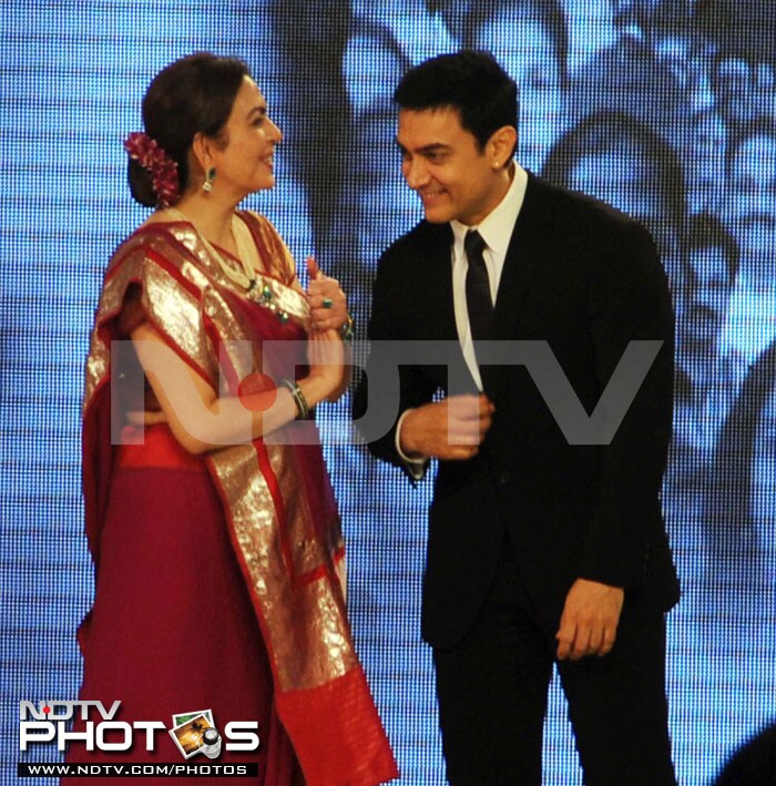 Nita Ambani interacts with Aamir on stage.