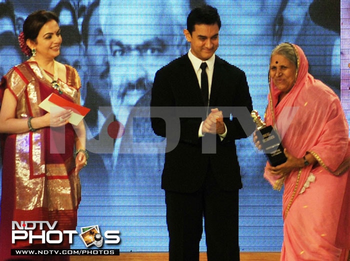 Aamir presents an award.