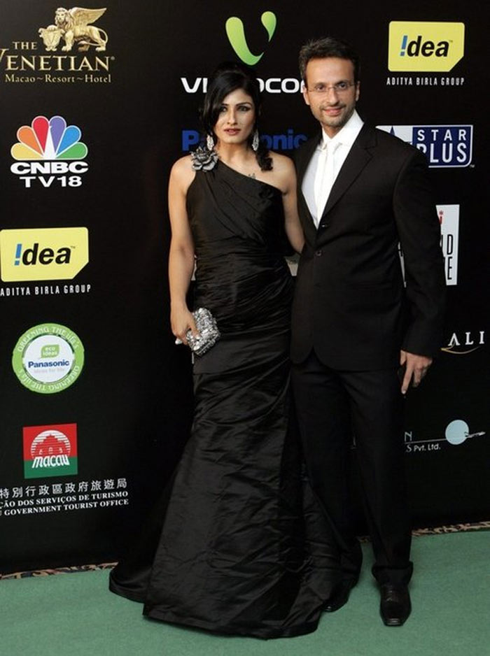 Bollywood's <i>mast mast</i> girl Raveena Tandon looked stunning in a black gown at this year's IIFA.