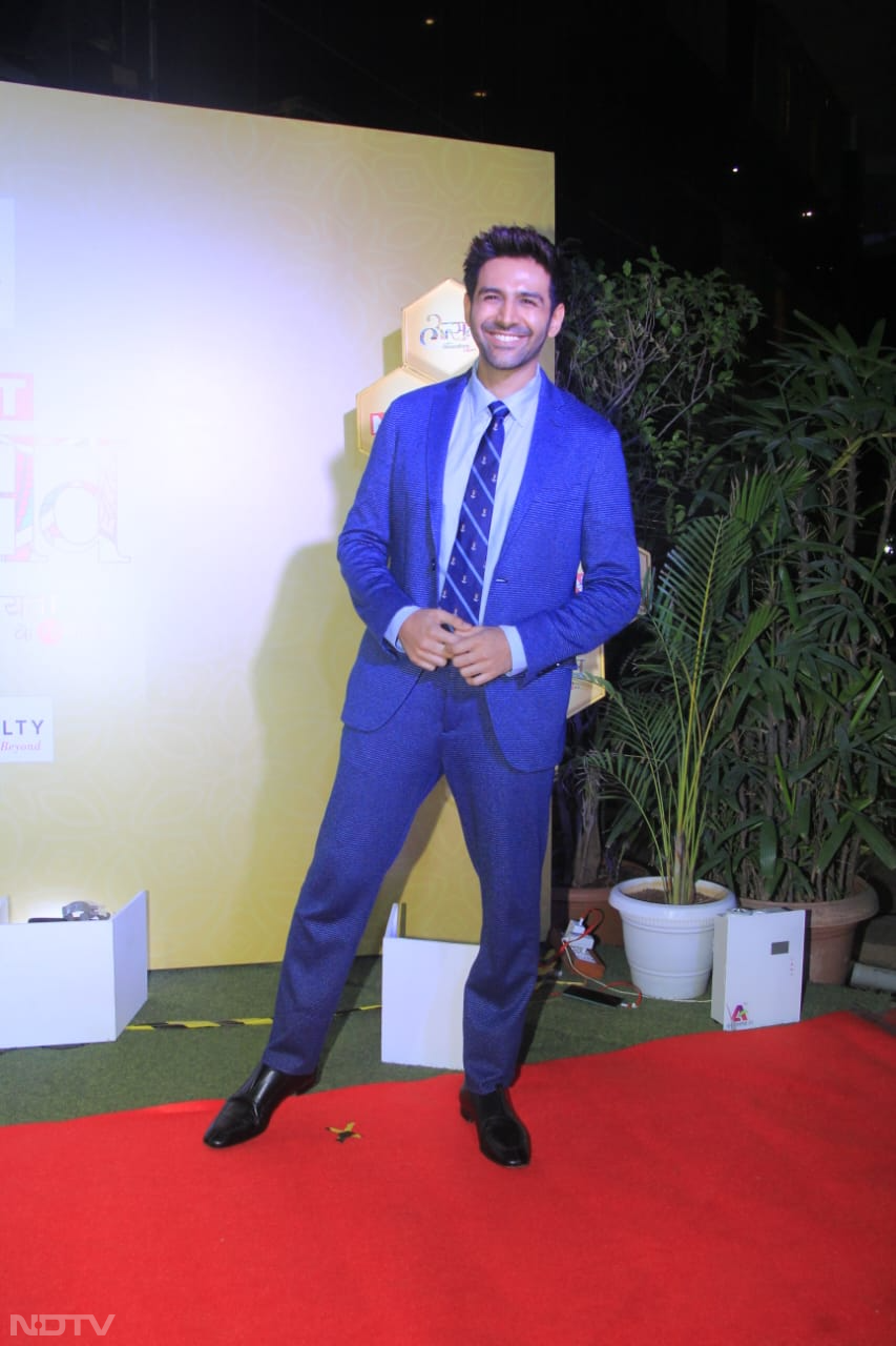 Kartik Aaryan happily posed for the cameras. (Image courtesy: Varinder Chawla)