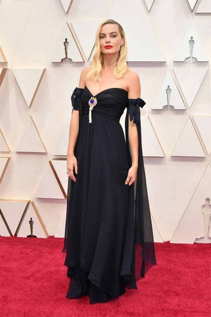 Best Supporting Actress nominee Margot Robbie wore black Chanel with a jewel pendant.