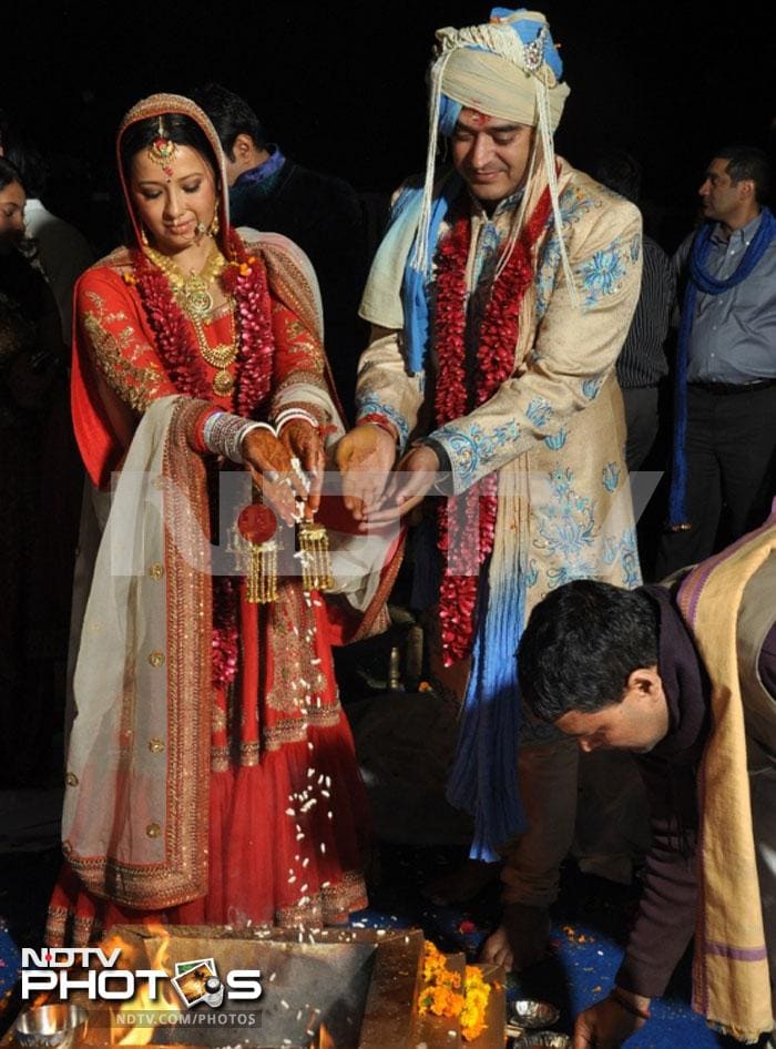 Reema and Shiv perform the wedding rituals.