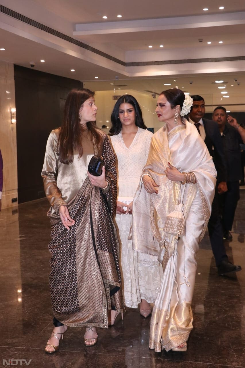 Rekha was captured at her candid best (Image Courtesy: Varinder Chawla)