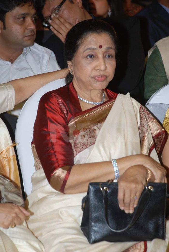 Singer Asha Bhosle was also present at the book launch.