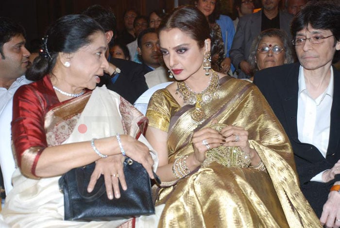 Asha Bhosle with Rekha.