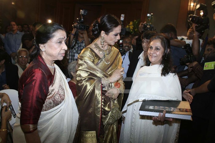 According to reports, it was Rekha who walked to Jaya to break the ice.