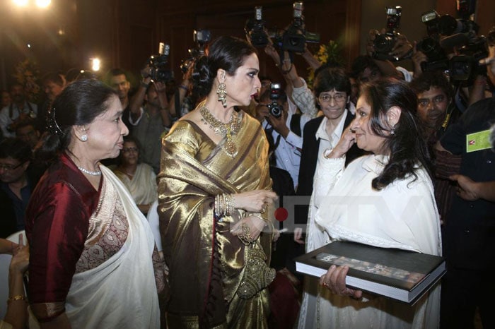 Reports says that Rekha approached Jaya while she was chatting with singer Asha Bhonsle.