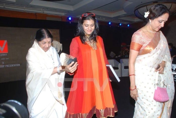 Kajol helps singer Lata Mangeshkar on the stage. Also seen here is Hema Malini.