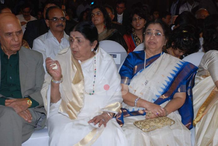 Lata Mangeshkar with her sister.