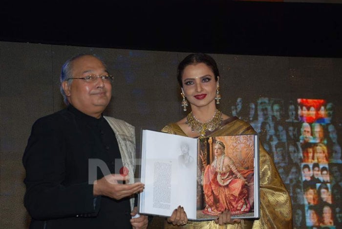 Rekha releasing Gautam Rajadhyaksh's book.