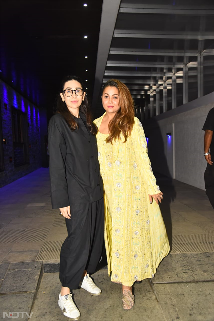 Karisma Kapoor and Amrita Arora were spotted on a dinner date. (Image Courtesy: Varinder Chawla)