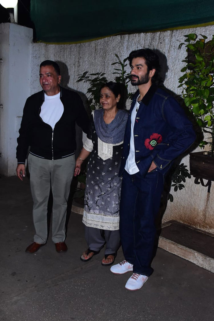 Rekha, Sara-Ananya And Other Stars At Janhvi"s <i>Mili</i> Screening