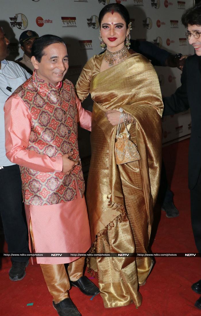 Rekha wore a golden <i>sari</i> to the event and needless to say, she looked stunning.