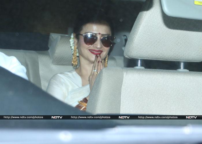 Rekha, Neetu And Other Kapoors Watch 102 Not Out