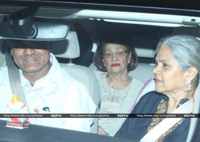 Rekha, Neetu And Other Kapoors Watch 102 Not Out