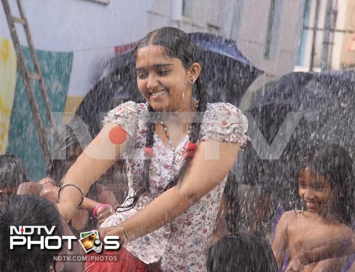 Actress Sanusha plays the female lead as a deaf girl and Shakti's love interest.