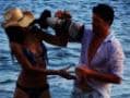 Photo : Rihanna hijacks paparazzi camera in Hawaii