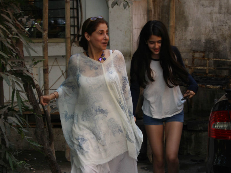 नानी डिंपल कपाड़िया के साथ कैमरे में कैद हुई रिंकी खन्ना की बेटी नाओमिका, देखें फोटोज नानी डिंपल कपाड़िया के साथ कैमरे में कैद हुई रिंकी खन्ना की बेटी नाओमिका, देखें फोटोज