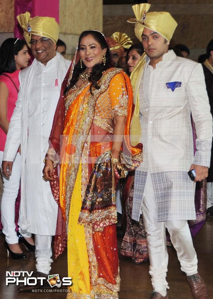 Genelia's father Neil D'Souza, mother Jeanette D'Souza and younger brother Nigel D'Souza pose together.