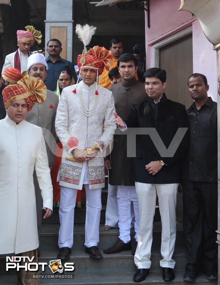 Riteish with his relatives at the temple entrance.