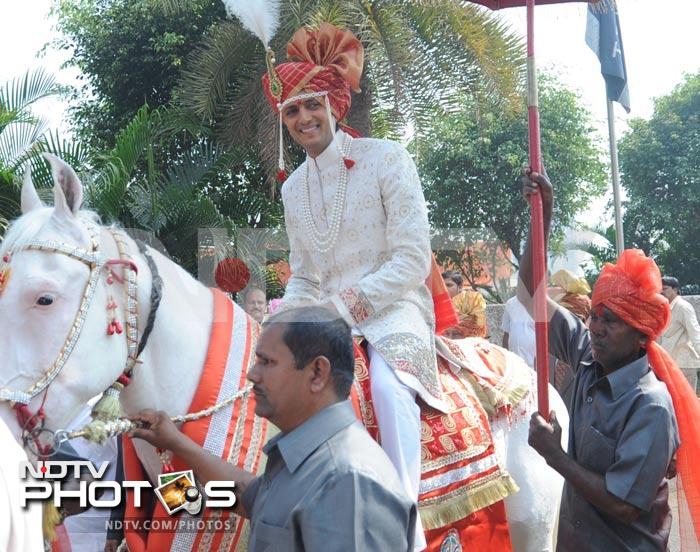 The groom is all smiles.