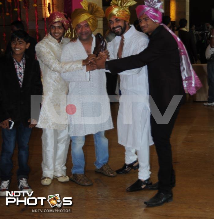 Ashish Chowdhry and Ken Ghosh pose with groom's joota. We guess they have already hidden the <i>jootas</i> from the bride's friends.