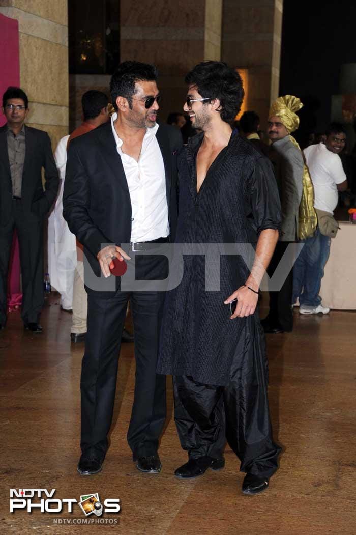 Shahid Kapoor with Sunil Shetty at the wedding.