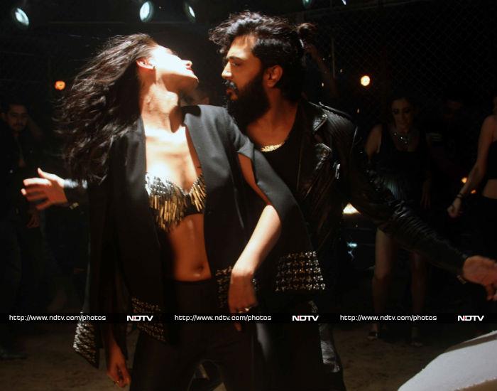 Party Banjo Style With Riteish and Nargis