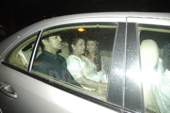 Aishwarya drives to the venue with mum Vrinda