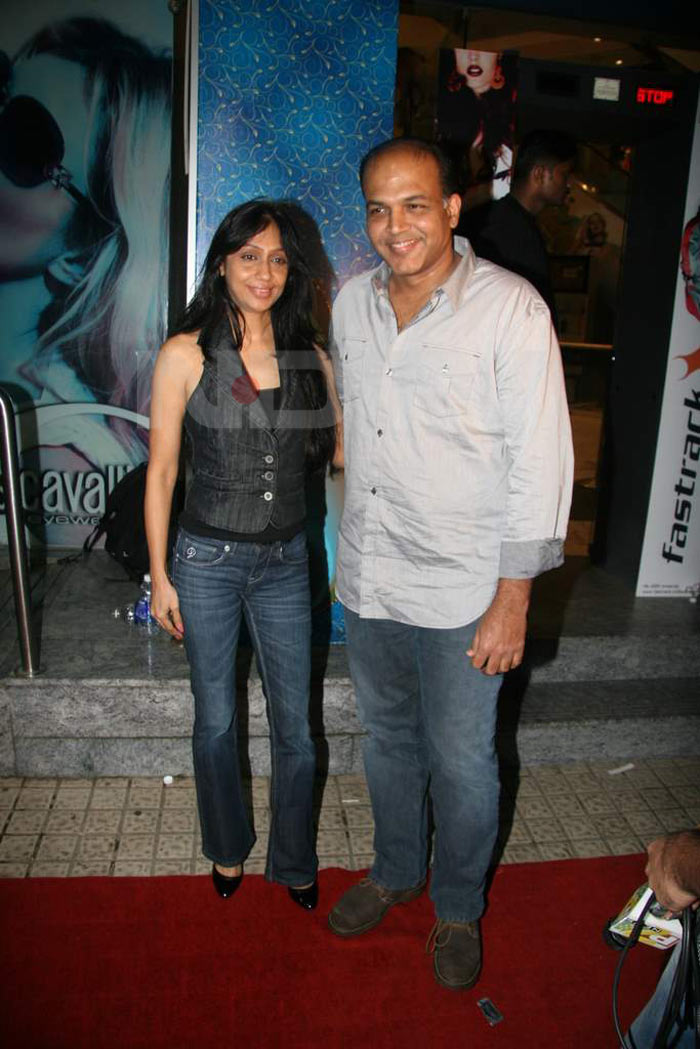 Director Ashutosh Gowariker strikes a pose with wife Sunita.