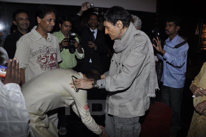 Rajni touches Dev Anand's feet