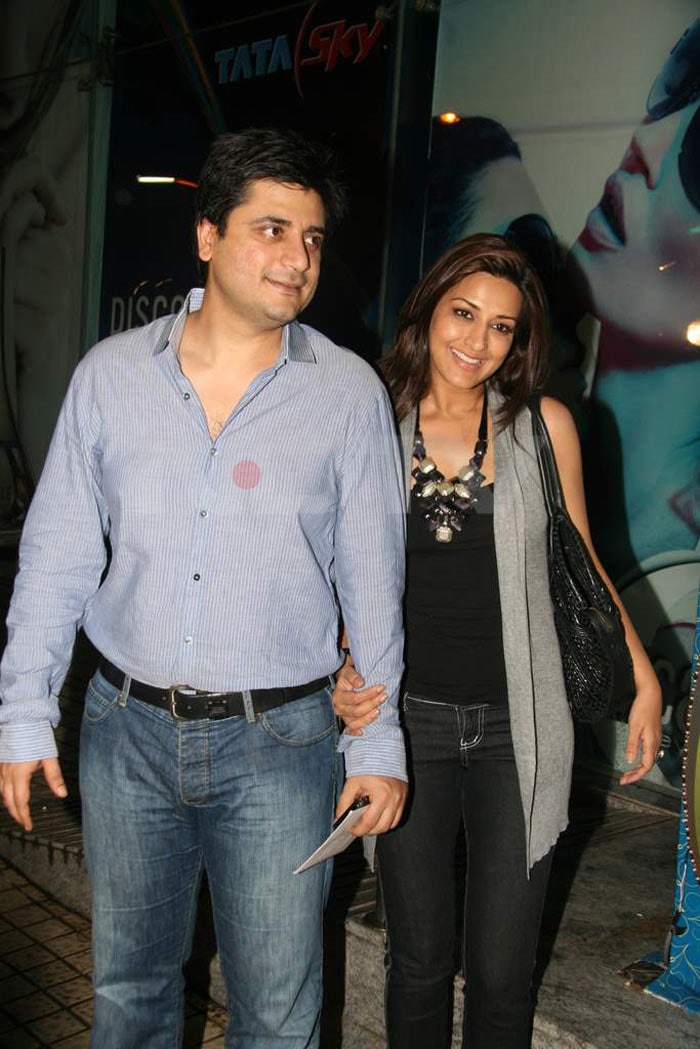 Aww! Sonali Bendre walks in on husband Goldie Behl's arm