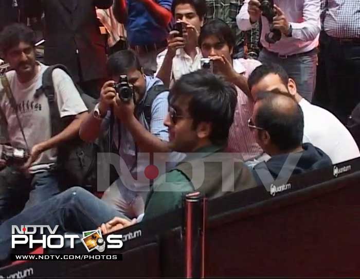 </i>Rockstar</i> Ranbir promotes film at Noida mall