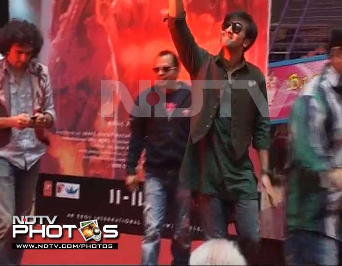 </i>Rockstar</i> Ranbir promotes film at Noida mall