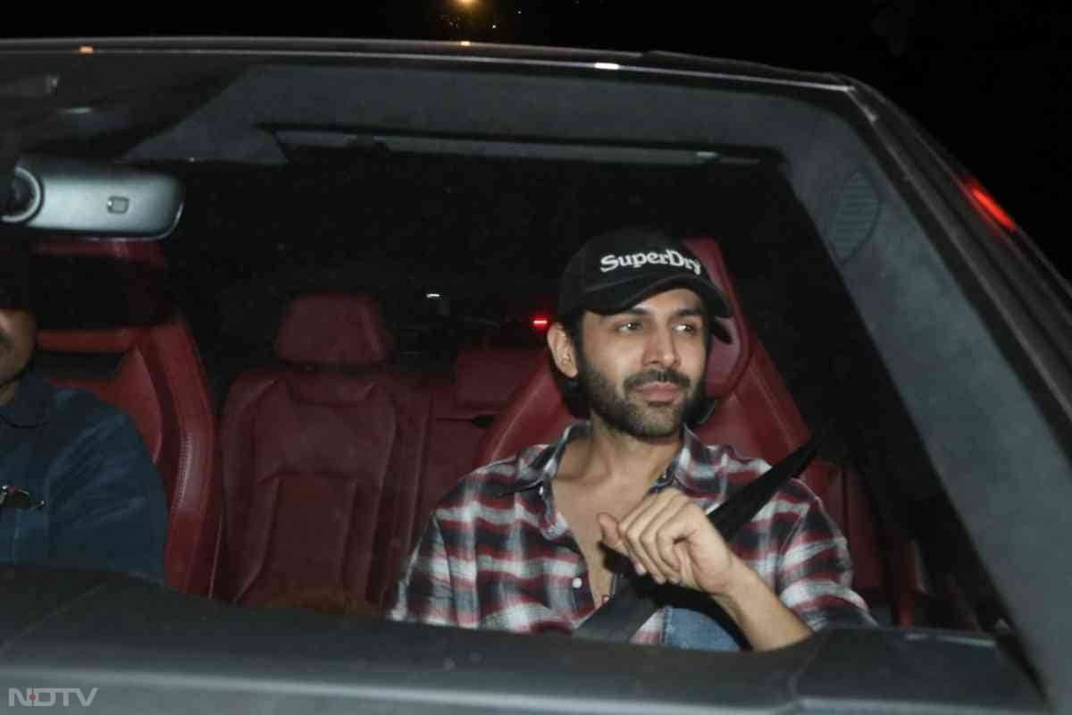 Kartik Aaryan arrived in style (Image Courtesy: Varinder Chawla)