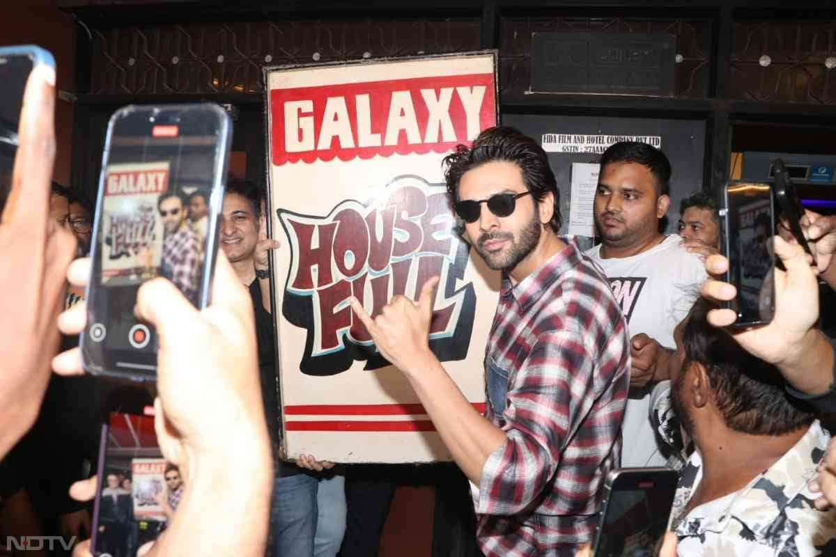 Kartik Aaryan posed with the housefull board in front of the theatre (Image Courtesy: Varinder Chawla)