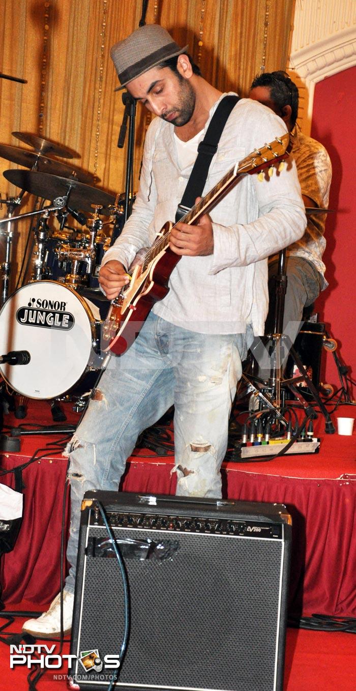 Rockstar Ranbir shows off his guitaring skills