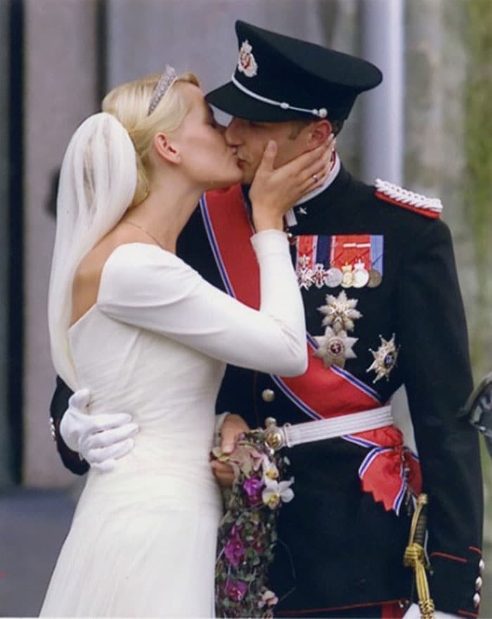 Top 10 Royal kisses