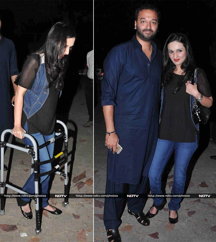 Socialite Anu Dewan limped her way to the screening, which she attended with her entrepreneur husband Sunny. Despite the injury, Anu looked chic in denims and black top teamed with a denim waist-coat.