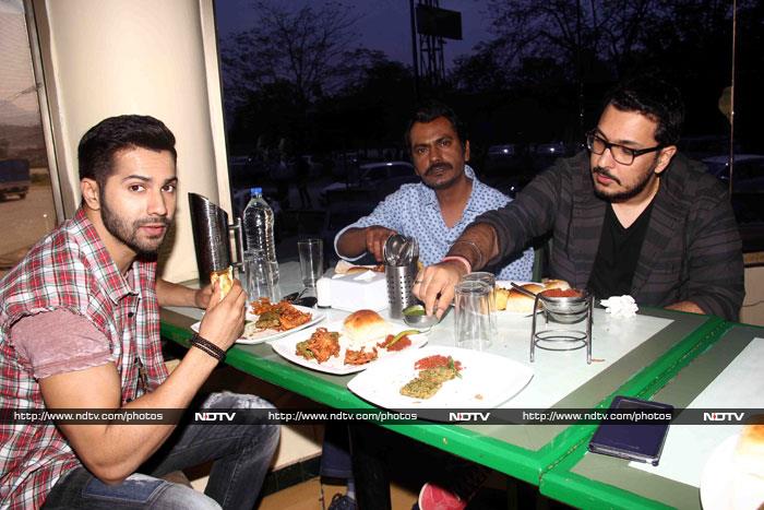 The <i>Badlapur</i> boys also savoured the taste of the local delicacy Pav Bhaji at a roadside restaurant.