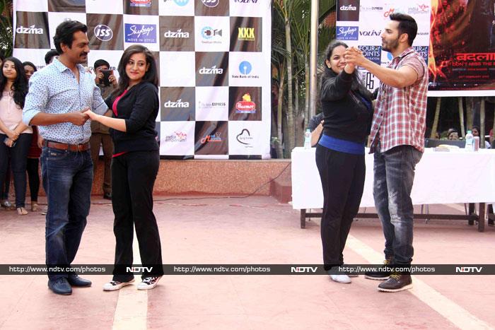 Varun and Nawazuddin serenaded fans who seemed thrilled.