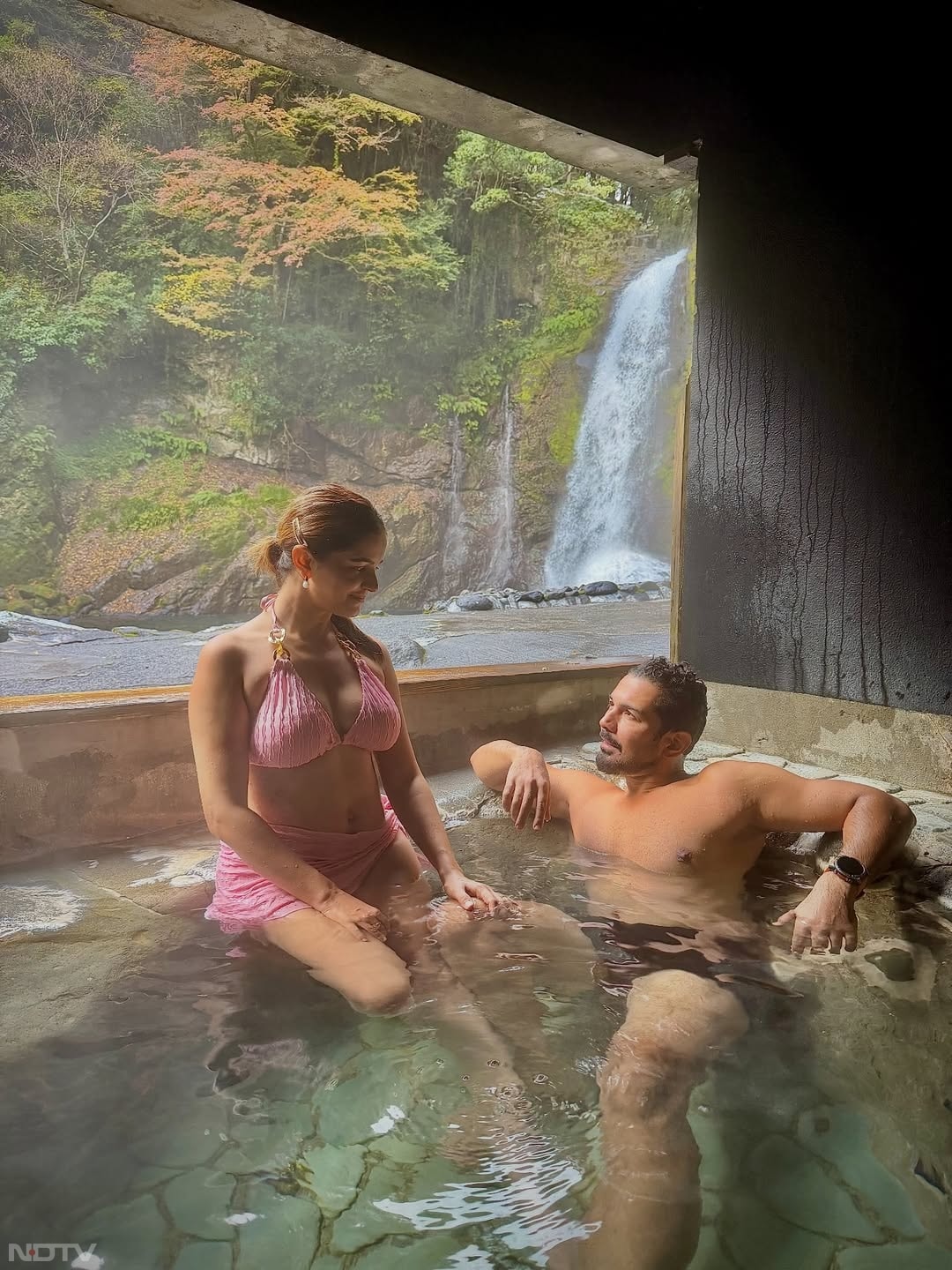 इन फोटोज में उनके साथ पति अभिनव भी दिखाई दे रहे हैं. rubinadilaik/Instagram