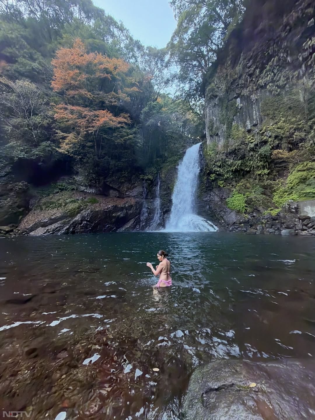 फोटोज शेयर करते हुए उन्&zwj;होंने लिखा, Japan made us Live 'in the moment ' so now please live through my #throwback 😹😹
rubinadilaik/Instagram